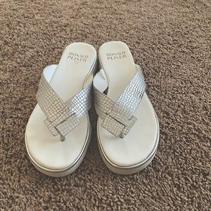 Donald Pliner Beach Sandals sz 7.5